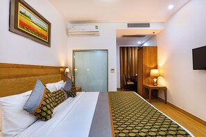 Deluxe Double Room | Desk, iron/ironing board, free WiFi