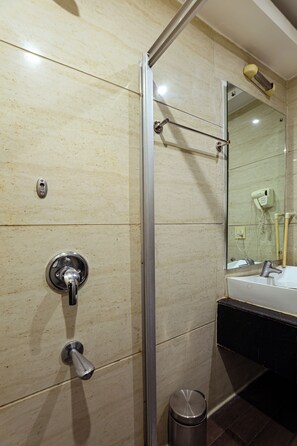 Executive Double Room | Bathroom - OPO Premier GK (New Delhi)