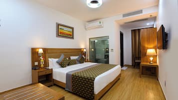 Escritorio, tabla de planchar con plancha y wifi gratis