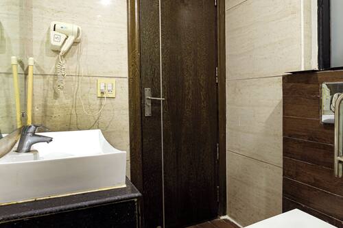 Executive Double Room | Bathroom | Shower, towels, soap, shampoo