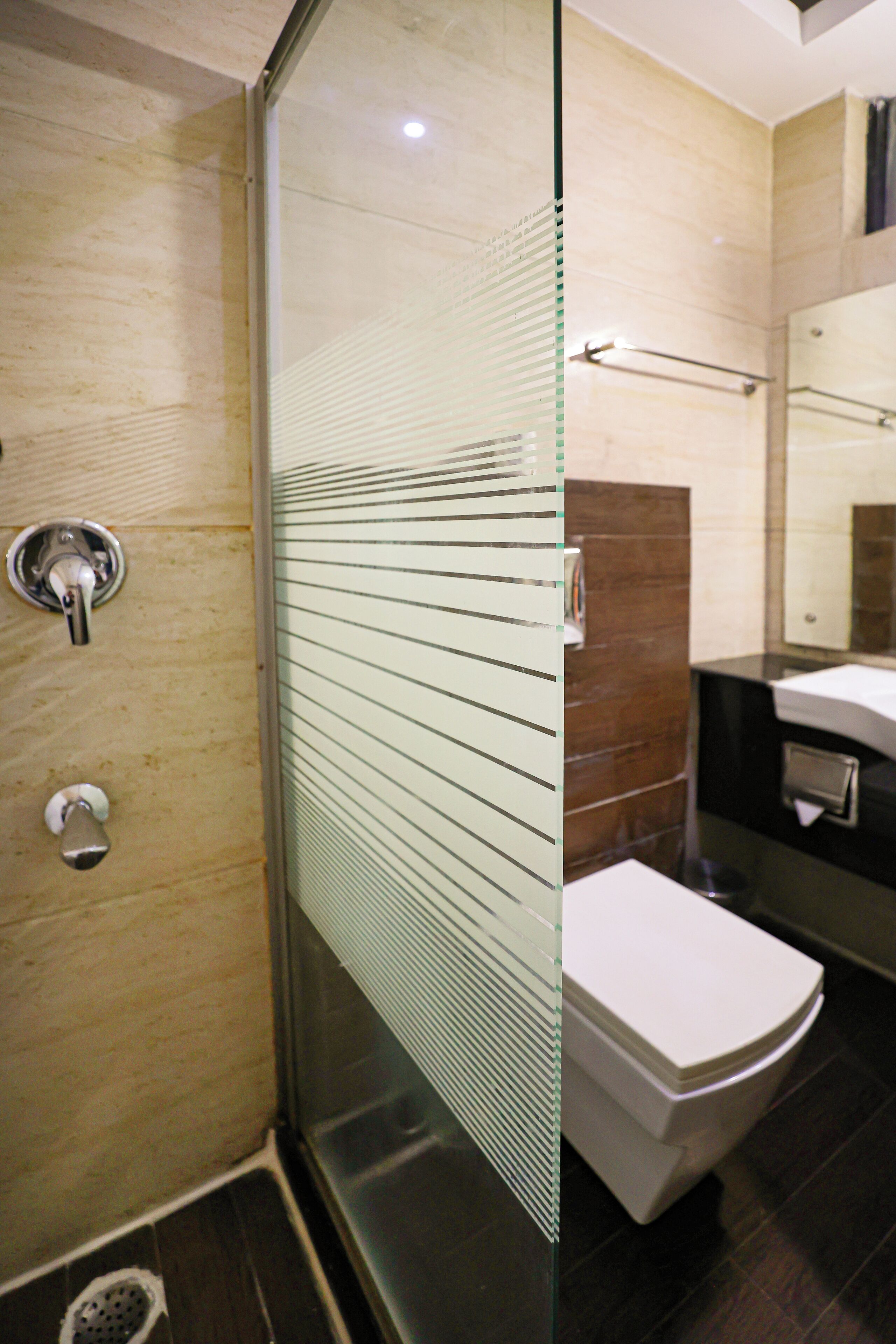 Deluxe Double Room | Bathroom | Shower, towels, soap, shampoo