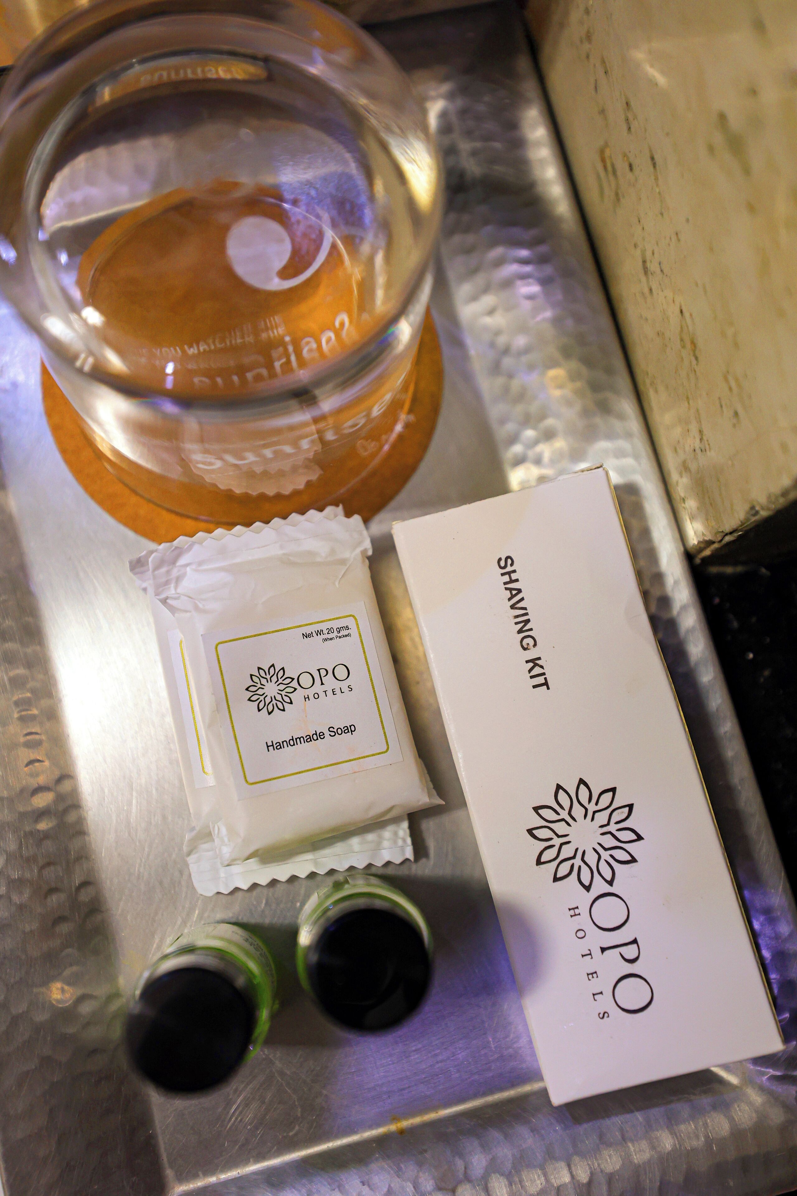 Ducha, toallas, jabón, shampoo