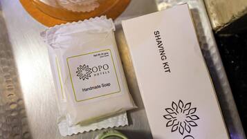 Ducha, toallas, jabón, shampoo