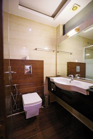 Deluxe Double Room | Bathroom
