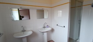 Shower, towels, toilet paper - Gite d'étape Benjamin sur le sentier Cathare (3-person room) (Prugnanes)