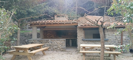 屋外ダイニングエリア. Gite d'étape Benjamin sur le sentier Cathare (3-person room)