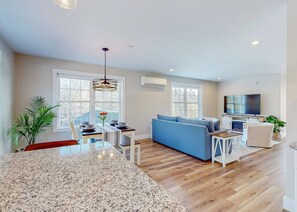 Televisión y chimenea 