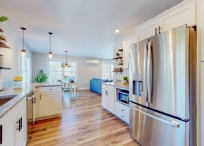 Refrigerador, microondas, horno y parrilla de estufa 