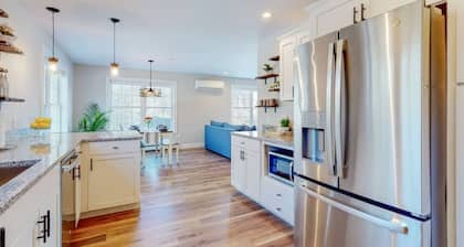Newly Constructed Two-BR Retreat Near Portland