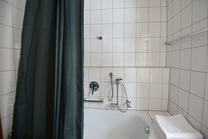 Hair dryer, towels, soap, toilet paper - Calm and beautiful App. with private garden and splendid view. (Garmisch-Partenkirchen)
