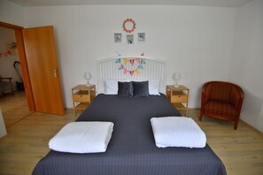 1 soverom, skrivebord, strykejern/-brett og reiseseng for barn