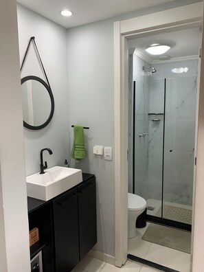 Hårtork, handdukar och toalettpapper