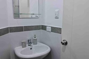 Douche, serviettes fournies, papier toilette