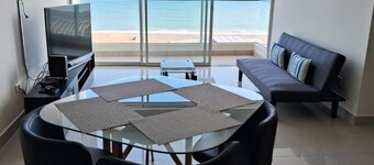 hermoso apartamento con balcón frente al mar