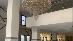 A spacious lobby with a high ceiling, a large chandelier, and a seating area with sofas. - Al Dera Hotel (Makkah)