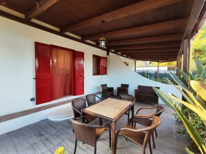 Outdoor dining - Villa Pizzomunno, small villa in Vieste with direct access to the sandy beach. (Puglia)