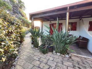 Terrace/patio - Villa Pizzomunno, small villa in Vieste with direct access to the sandy beach. (Puglia)