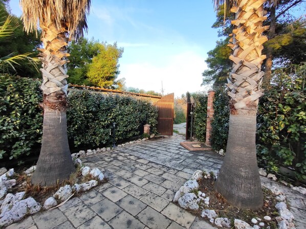 Property grounds - Villa Pizzomunno, small villa in Vieste with direct access to the sandy beach. (Puglia)