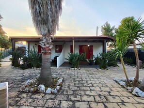 Exterior - Villa Pizzomunno, small villa in Vieste with direct access to the sandy beach. (Puglia)