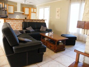 Een televisie, een open haard en een tafeltennistafel