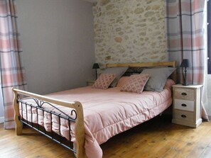 4 bedrooms, iron/ironing board, WiFi, bed sheets