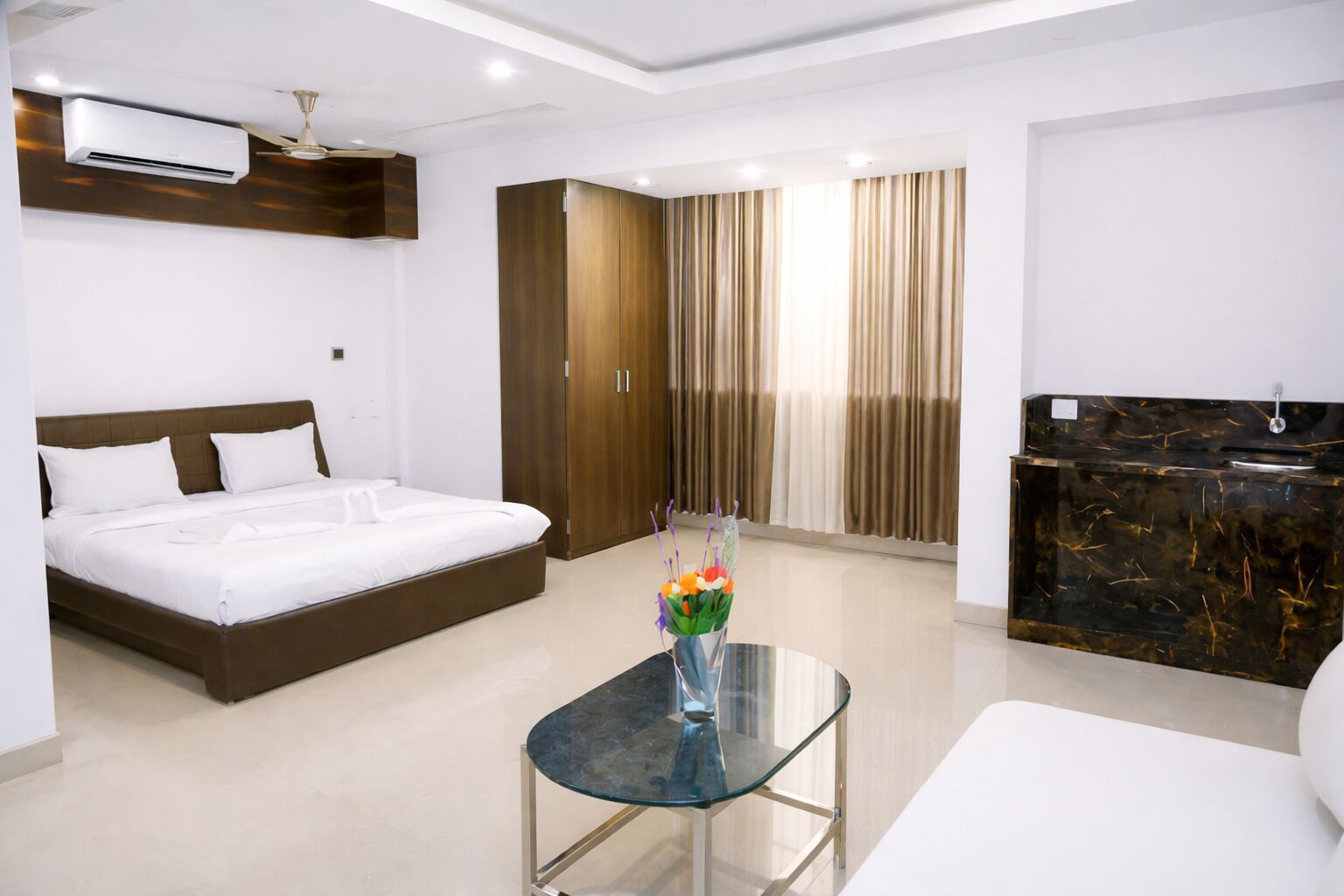 Standard Studio Suite | Soundproofing, free WiFi