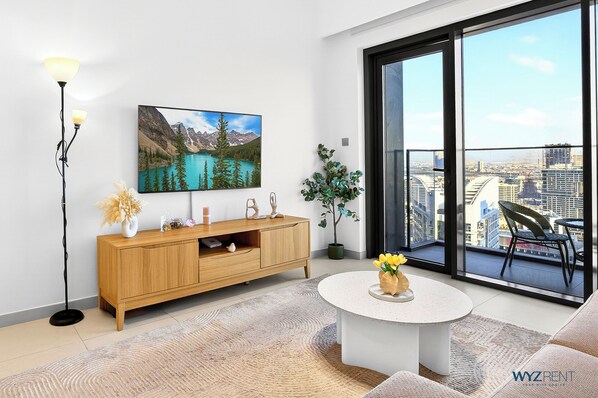 Appartement, balkon, uitzicht op kanaal | Woonkamer | Een 65-inch smart-tv met digitale zenders