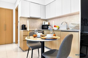 Appartement, balkon, uitzicht op kanaal | Dineerruimte