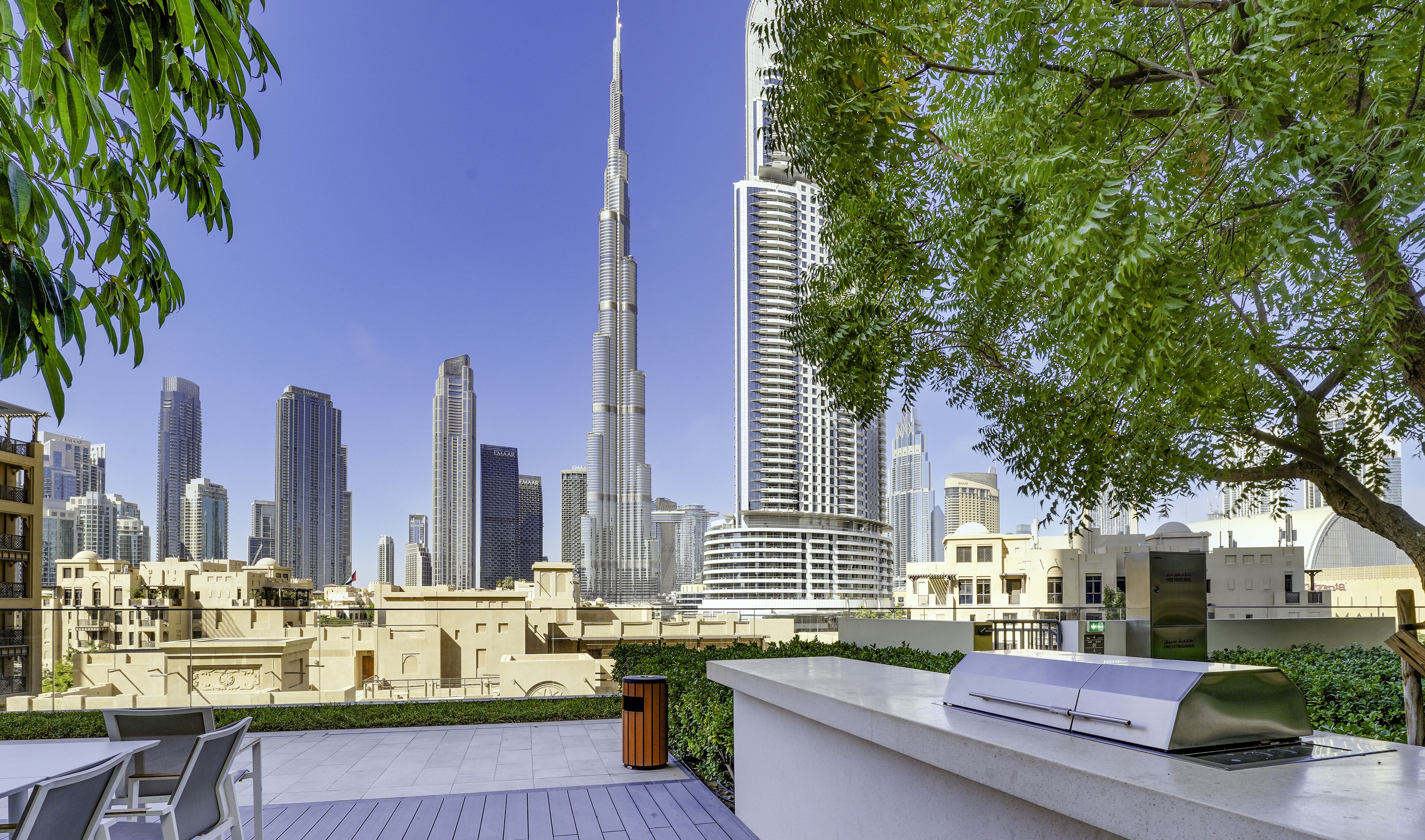 Eine Dachterrasse mit Blick auf den Burj Khalifa und umliegende Hochhäuser.