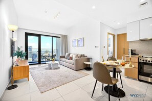 Leilighet, balkong, kanalutsikt | Oppholdsrom | En 65-tommers smart-TV med digitale kanaler