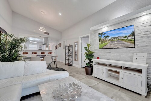 Charming 3-bedroom lake house with hot tub and kayaks located near Dania Beach