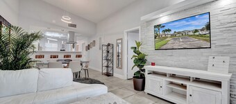 Charming 3-bedroom lake house with hot tub and kayaks located near Dania Beach