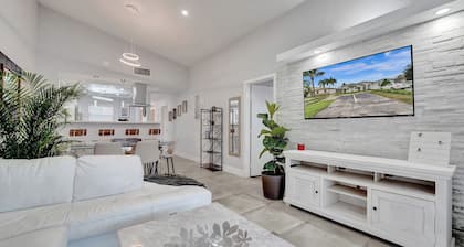 Charming 3-bedroom lake house with hot tub and kayaks located near Dania Beach