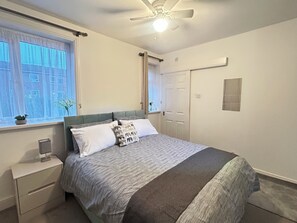 3 soverom, strykejern/-brett, wi-fi og sengetøy