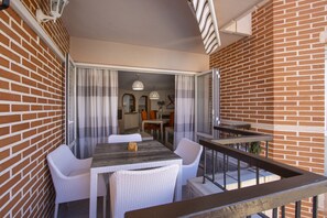 Outdoor dining - Cozy 2-bedroom apartment 300 meters from Del Cura beach! (Torrevieja)