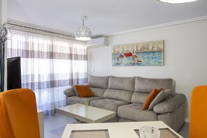 TV - Cozy 2-bedroom apartment 300 meters from Del Cura beach! (Torrevieja)