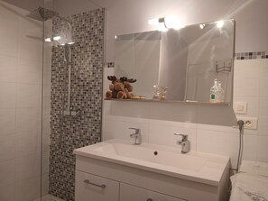 Douche, sèche-cheveux, savon, papier toilette