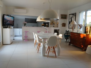Dining - Large house, heated pool, pool house, close to beaches. (Saint-Vincent-sur-Graon)