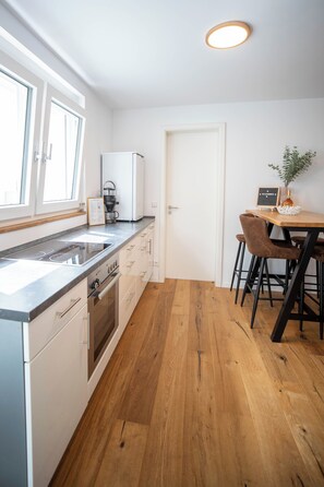 Fridge, oven, stovetop, dishwasher