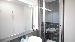 تجهيزات دش، مجففات شعر، مناشف، صابون