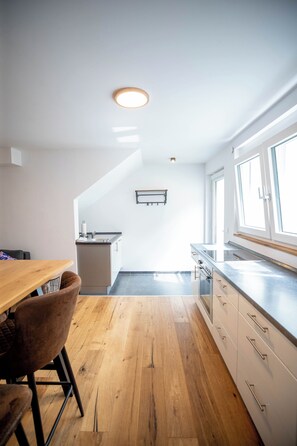 Fridge, oven, stovetop, dishwasher