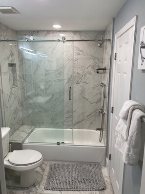 Shower, towels, soap, shampoo - Charming 2-bedroom house with AC, WiFi in delightful Atlanta (Atlanta)