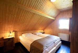 5 habitaciones, escritorio y tabla de planchar con plancha 