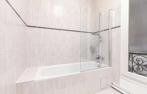 Shower, hair dryer, towels, soap - RIGHT IN FRONT OF NOTRE-DAME AT QUAI SAINT-MICHEL – 160 M²  - 4 BEDROOM (Paris)