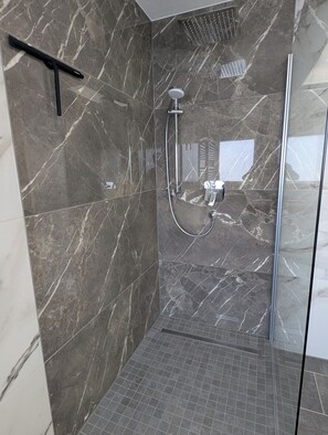 Douche, sèche-cheveux, serviettes fournies, savon