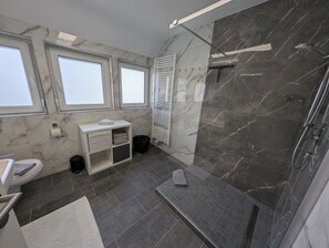 Dusche, Haartrockner, Handtücher, Seife