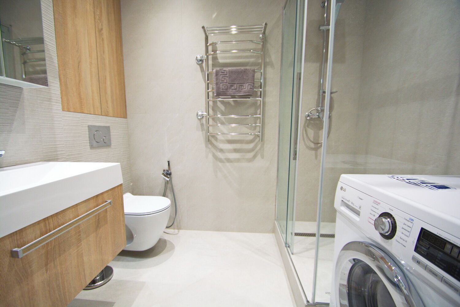 Deluxe Apartment, Balcony, City View | Bathroom | Free toiletries, hair dryer, towels, soap