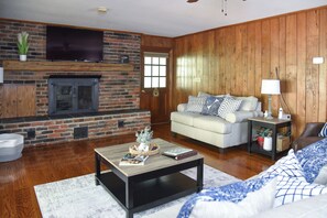 Een smart-tv en een open haard