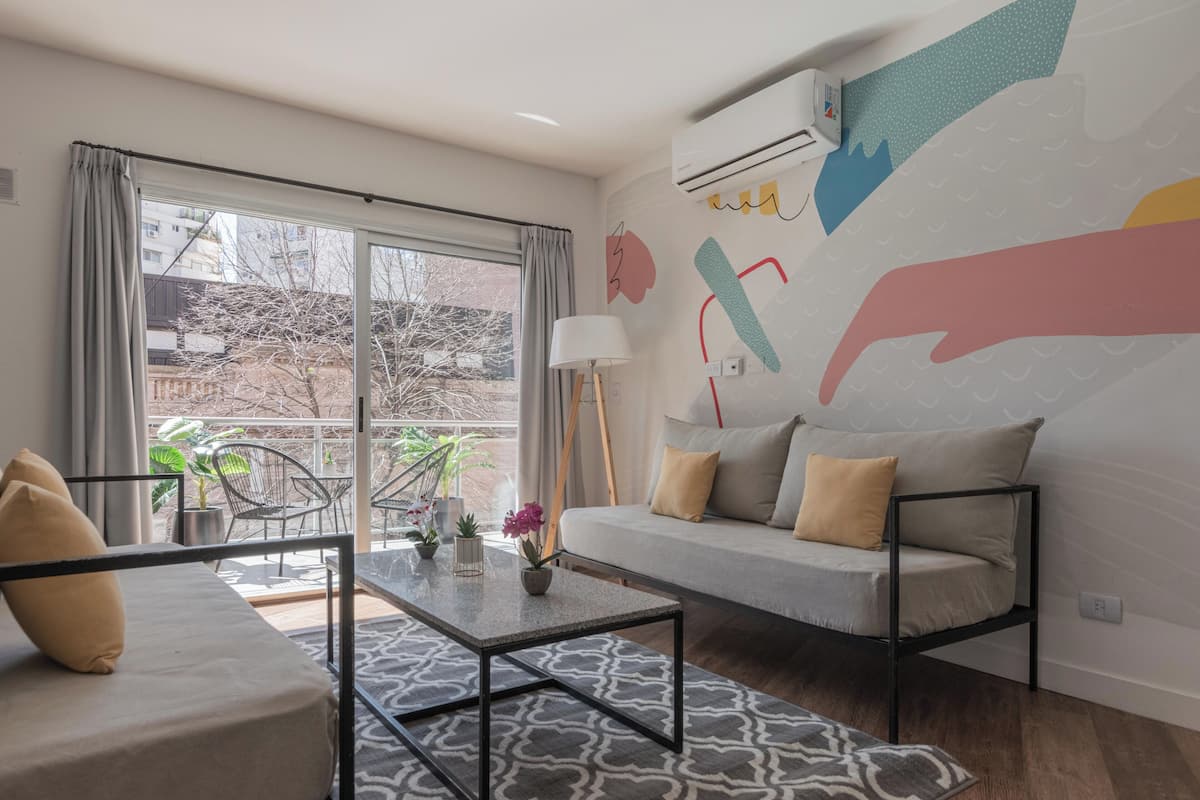 Apartamento luxo, sacada, vista para a cidade | Área de estar | TV