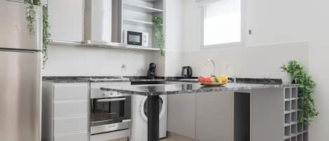 Apartamento Deluxe, balcón, vistas a la ciudad | Cocina privada | Frigorífico grande, microondas, horno y placa de cocina